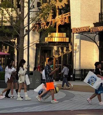 王思聰攜新女友吃火鍋，貼心夾菜引關注，女方清純撞臉章澤天